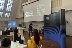 Klein Péter előad egy céges szakmai eseményen az IBM Budapest Labben.